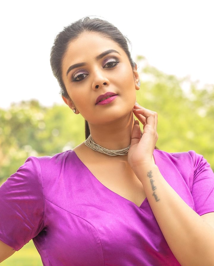 సినిమాల్లో హీరోయిన్ అవుదామని వచ్చి, యాంకర్ గా స్థిరపడింది. -Image credit: Sreemukhi/Instagram