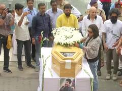 Gun Salute For Singer KK : केके को अंतिम विदाई देते हुए रो पड़े घरवाले, भावुक कर देंगी तस्वीरें