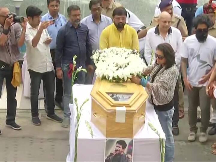 केके का शव रात करीब 8:15 तक मुंबई पहुंचेगा. सिंगर का अंतिम संस्कार घर के पास मौजूद वर्सोवा के मुक्तिधाम श्मशान घाट में किया जाएगा.