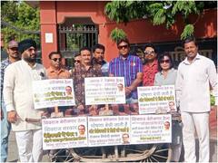 Indore News: कांग्रेस ने विश्वविद्यालय के बाहर लगवाया 'शिवराज बेरोजगार ठेला', बेरोजगार युवाओं से की यह अपील