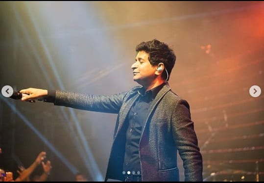 কেকের কথা উঠলেই অনুরাগীদের মনে ভেসে ওঠে 'দিল ইবাদত', 'তড়প তড়প', 'আঁখো মে তেরি', 'জারা সা', 'খুদা জানে', 'তু যো মিলা' এবং আরও অনেক অনেক গান। শোকে বিহ্বল বিনোদন জগত। ভাষা হারিয়ে ফেলেছেন অনুরাগীরা। এভাবে গানের অনুষ্ঠানে অসংখ্য শ্রোতাদের আনন্দ দিয়ে তিনি নিজেই যে না ফেরার দেশে চলে যাবেন, তা ভাবতে পারছেন না কেউ।