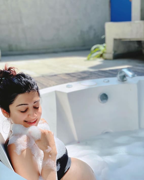 Pranitha Subhash Pics: प्रणिता सुभाष ने बाथटब में फ्लॉन्ट किया बेबी बंप, तस्वीरें देख पिघल जाएगा आपका भी दिल