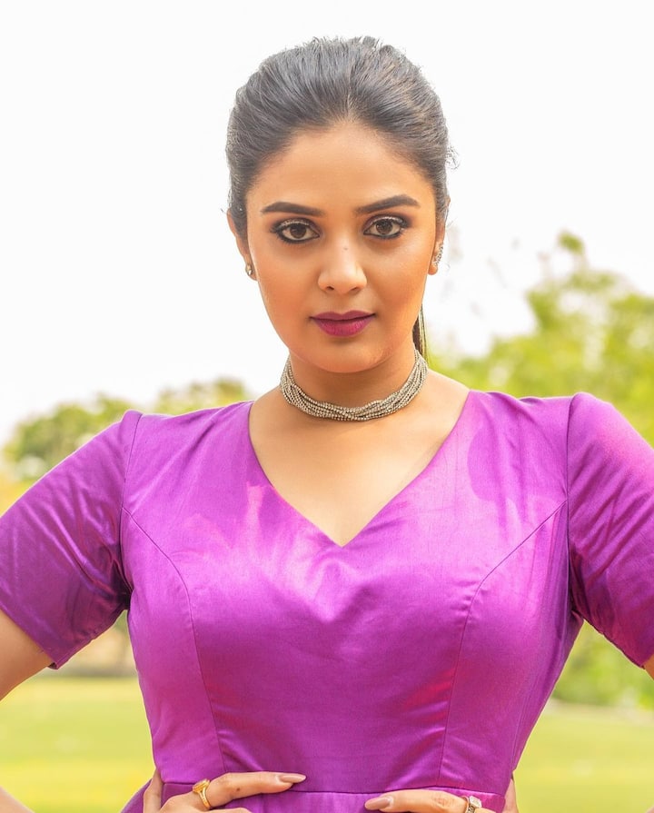 శ్రీముఖి తెలుగులో టాప్ యాంకర్లలో ఒకరు. అన్ని ఛానెళ్లలోనూ దర్శనమిస్తుంది. -Image credit: Sreemukhi/Instagram