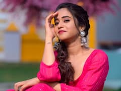 Deepthi Sunaina: విరిసిన గులాబీ కూడా దీప్తి ముందు దిగదుడుపే