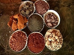 रायरेश्वर किल्ल्यावरील टेकडीवर एकाच ठिकाणी सात ते आठ वेगवेगळ्या रंगांची माती