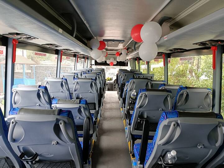 या बसमधील आसनक्षमता 43 प्रवाशांची आहे.