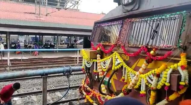 मुंबईहून सुटणारी डेक्कन क्वीन या लेजेंडरी एक्सप्रेसचा आज वाढदिवस आहे. डेक्कन क्वीनला 92 वर्षे पूर्ण झाली. डेक्कन क्वीनने 1 जून 1930 रोजी आपला पहिला प्रवास सुरु केला होता.