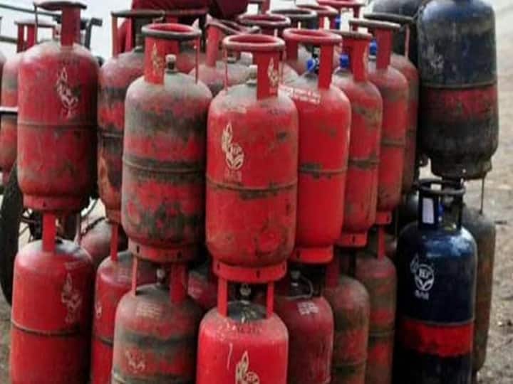 Commercial Cylinder price drop 19kg LPG cylinders reduced Rs 135 per cylinder now cost Rs 2219 Delhi No change rates domestic cylinder check new prices Cylinder Rate : சிலிண்டர் விலை குறைந்ததால் நிம்மதி பெருமூச்சு விட்ட மக்கள்.. எவ்வளவு தெரியுமா?