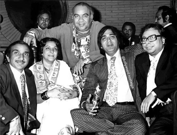 नरगिस को चैटिंग बहुत पसंद थी और वह एक इंसान थीं. एक रिपोर्ट में, उनकी बेटी नम्रता ने कहा कि जब नरगिस मालिश के लिए लेट जाएगी, तो फोन उनके पास लाया जाएगा. उन्होंने आगे खुलासा किया कि उनके पिता सुनील दत्त उनके निधन के बाद भी मजाक करेंगे कि अगर उनके पास मोबाइल फोन होता, तो वे टूट जाते.