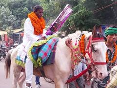 Patna News: आगे-आगे बैंड बाजा और घोड़े पर बैठा बुजुर्ग, नजारा देख कर धोखा खा गए पटना के लोग, जानें पूरा मामला