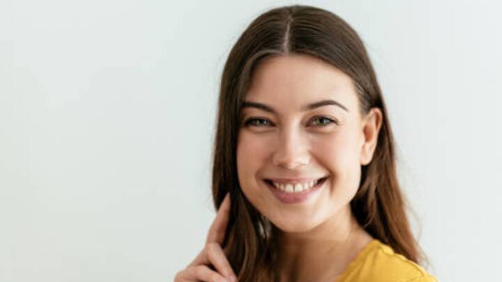 কিন্তু এই নো-মেকআপ লুক আসলে কী? মেকআপ যখন বোঝাই যাবে না, তখন পরিশ্রমের কী দরকার, এমনি চিন্তার ভাবনার মেয়েও রয়েছেন।