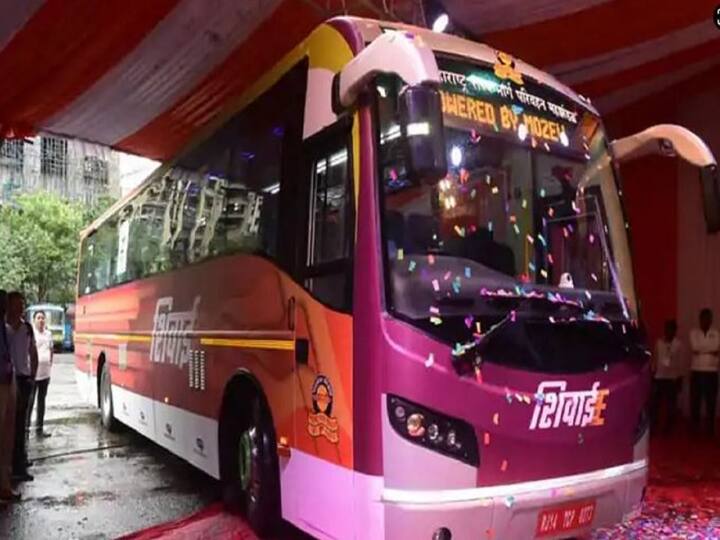 राज्याची लाइफलाइन म्हणून ओळख असलेले लाल परी आता नव्या रुपात प्रवाशांच्या सेवेत दाखल झाली आहे. एसटी महामंडळाच्या ताफ्यातील पहिली इलेक्ट्रीक बस 'शिवाई' प्रवाशांच्या सेवेत दाखल झाली आहे. एसटी महामंडळाच्या स्थापना दिनाच्या दिवशी शिवाई बसचा लोकार्पण सोहळा पार पडला.