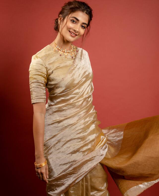 நீதானே நீதானே என் நெஞ்சை தட்டும் சத்தம் அழகாய் உடைத்தேன் நீயே அர்த்தம்