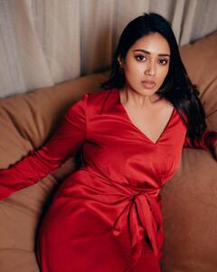 Actress Nivetha pethuraj : பௌர்ணமி நிலவே என் ஒளி நீயடி.. நடிகை நிவேதா பெத்துராஜ் லேட்டஸ்ட் க்ளிக்ஸ்!