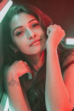 priya bhavani shankar pics: தங்க தாமரை மகளாக ஜொலிக்கும் ப்ரியா பவானி சங்கர்..!