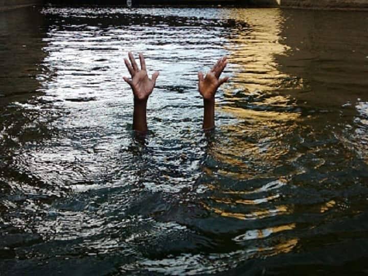 Rewa News: रीवा में छह लोगों को ले जा रही नाव पलटी, एक की मौत, दो लापता Rewa Boat capsized one died due to drowning two missing Rewa News: रीवा में छह लोगों को ले जा रही नाव पलटी, एक की मौत, दो लापता