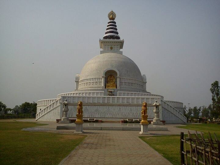 वैशाली – ये शहर पहले लिच्छवी शासकों की राजधानी हुआ करता था. इसके अलावा ये शहर अंतिम जैन तीर्थंकर भगवान महावीर का जन्मस्थान भी है. बता दें कि यहां के प्रमुख आकर्षण का केंद्र अवशेष स्तूप, कुटागरशाला विहार, राज्याभिषेक टैंक, विश्व शांति शिवालय, भारतीय पुरातत्व सर्वेक्षण संग्रहालय, बावन पोखर मंदिर, कुंडलपुर, राजा विशाल का गढ़, चौमुखी महादेव है.