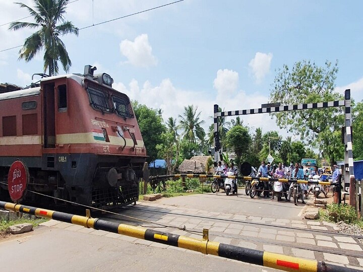 9 ஆண்டாக கட்டப்படாத ரயில்வே மேம்பாலங்கள் -  போக்குவரத்து நெரிசலில் சிக்கி தவிக்கும் 4 மாவட்ட மக்கள்