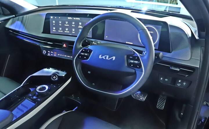 కియా తన లేటెస్ట్ ఎలక్ట్రిక్ కారు కియా ఈవీ6ను మనదేశంలో లాంచ్ చేసింది.