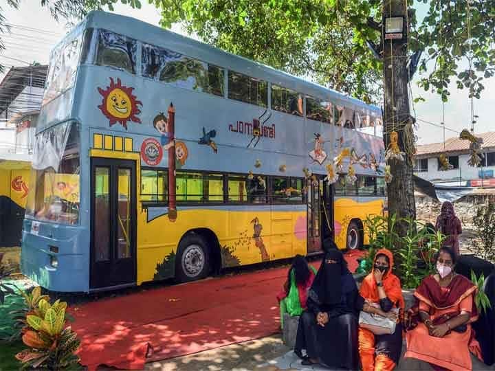 કેરળ સ્ટેટ ટ્રાન્સપોર્ટ કોર્પોરેશન (KSTRC)ની ડબલ ડેકર બસને ક્લાસરૂમમાં ફેરવી દેવામાં આવી છે. તિરુવનંતપુરમની સરકારી પ્રાથમિક શાળાના વિદ્યાર્થીઓ માટે તે મનોરંજનનું સ્થળ બની ગયું છે. જૂની લો ફ્લોર બસમાં ટુ ટાયર ક્લાસરૂમ બનાવવામાં આવ્યો છે.(ફોટો- PTI)
