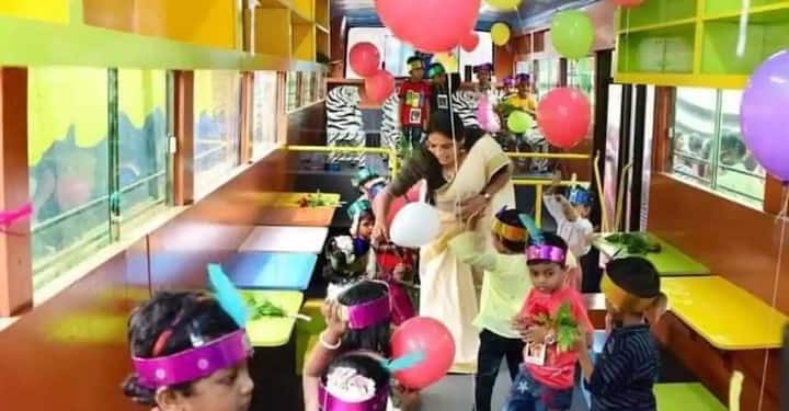 બસનો ઉપરનો ભાગ વાંચન અને મનોરંજન માટે બનાવવામાં આવ્યો છે. શાળાઓ બે વર્ષ પછી બુધવારે ખુલી રહી છે. કોવિડને કારણે શાળાઓ લાંબા સમયથી બંધ હતી.