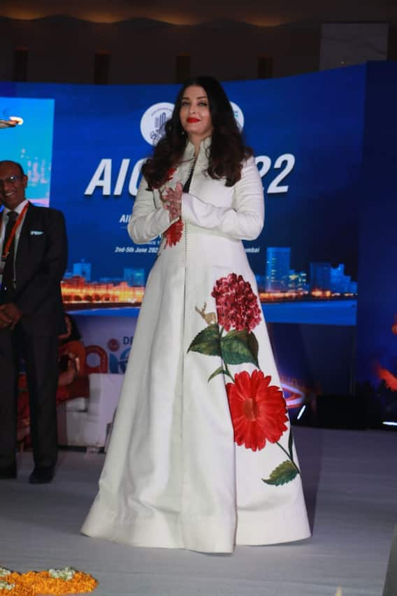 Aishwarya Rai Bachchan Photos: व्हाइट ड्रेस में बला की खूबसूरत लगीं ऐश्वर्या राय बच्चन, फोटोज से नहीं हटा पाएंगे नजर