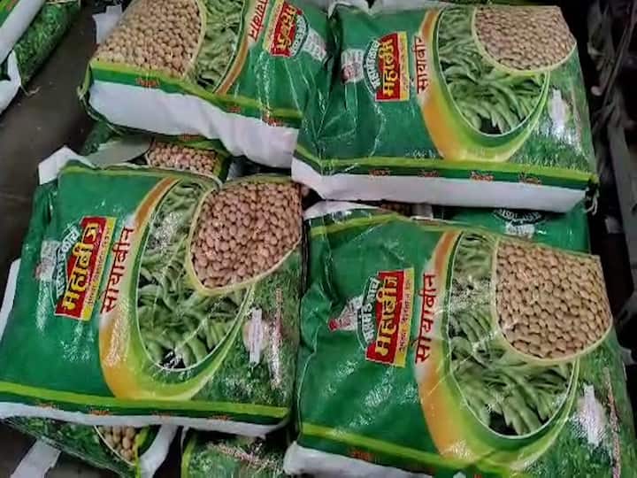 Maharashtra Yavatmal News Shortage of Mahabeej soybean seeds in Yavatmal district farmers worried Marathi News यवतमाळ जिल्ह्यात महाबीजच्या सोयाबीन बियाण्याचा तुटवडा, शेतकरी चिंतेत