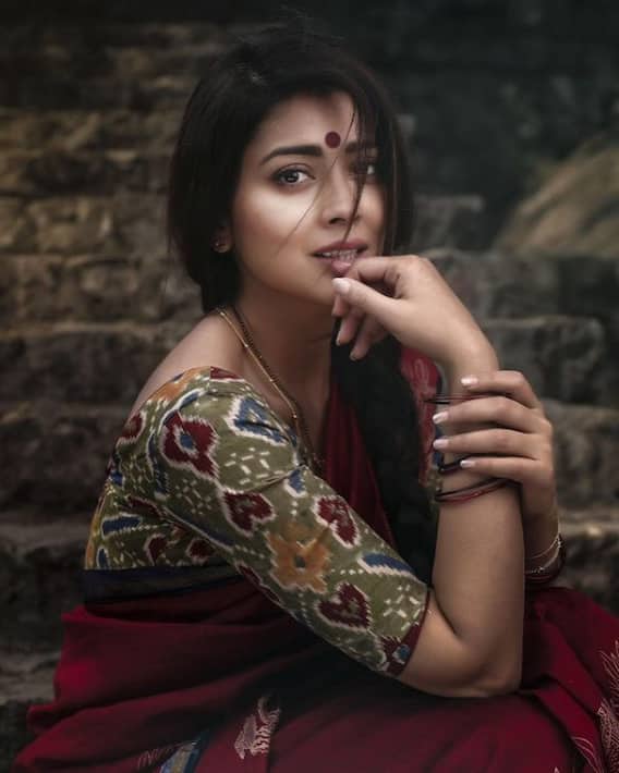 Shriya Saran Pics: 'RRR' एक्ट्रेस श्रिया सरन का बिकिनी के बाद साड़ी में दिखा ट्रेडिशनल अवतार, खूबसूरती से हटा नहीं पाएंगे नजर