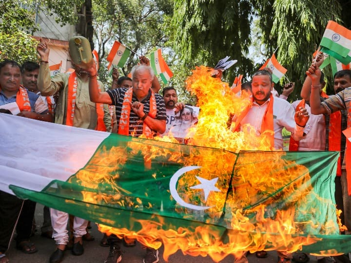 Jammu Kashmir Shiv Sena Dogra Front members burn a Pakistan flag during a protest against the killing of bank employee in Kulgam Kulgam Terror Attack: बैंक मैनेजर की हत्या के बाद लोगों में गुस्सा, शिवसेना डोगरा फ्रंट के सदस्यों ने जलाया पाकिस्तान का झंडा