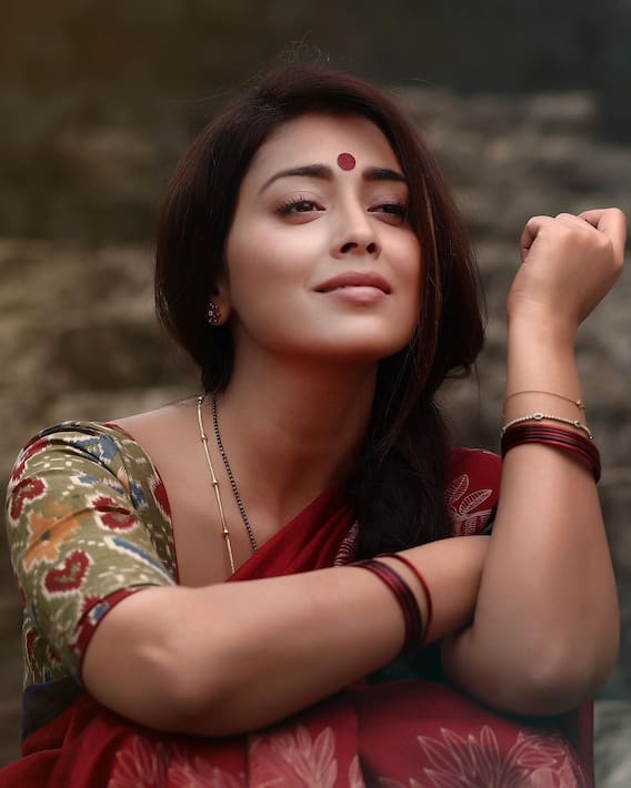 Shriya Saran Pics: 'RRR' एक्ट्रेस श्रिया सरन का बिकिनी के बाद साड़ी में दिखा ट्रेडिशनल अवतार, खूबसूरती से हटा नहीं पाएंगे नजर