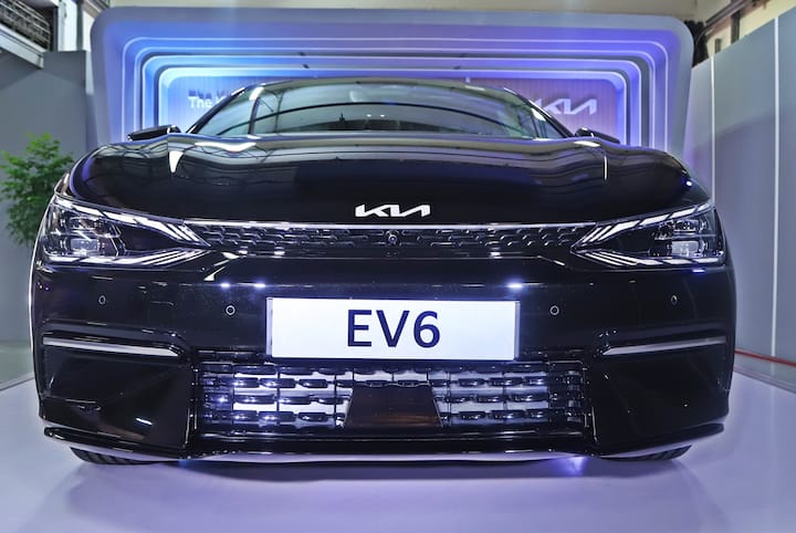 রেঞ্জের দিক থেকে দেখলে EV6-এ একটি বড় 77.4kWh ব্যাটারিপ্যাক রয়েছে। যা এই গাড়িকে প্রায় 528 কিমি রেঞ্জ দিতে পারে। এই বিশাল রেঞ্জ থাকার কারণেই অন্যান্য় কোম্পানির বিলাসবহুল গাড়িকেও মাত দিতে পারবে কিয়া ইভিসিক্স।