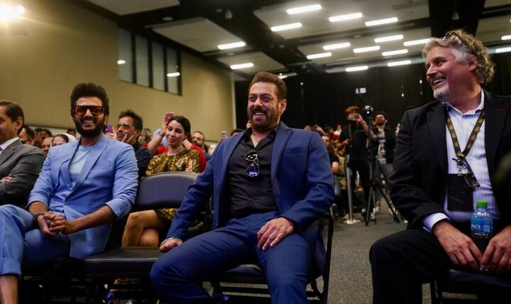 आइफा 2022 इवेंट में सलमान खान काफी कूल अवतार में नजर आ रहे हैं. वह ब्लू कलर के सूट में हैंडसम लग रहे हैं. उनकी तस्वीरें वायरल हो रही हैं.