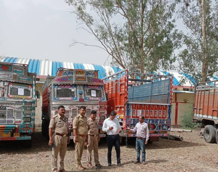 Jalaun action on gangster Ramkaran Rajput under Gangster Act, 2.25 crore property seized ann Jalaun News: गैंगस्टर रामकरण राजपूत पर कसा प्रशासन का शिकंजा, 4 ट्रक, एक गाड़ी समेत सवा दो करोड़ की प्रॉपर्टी कुर्क