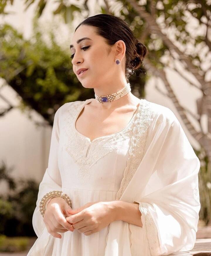 इंडियन हो या वेस्टर्न लोलो हर लुक में ग्लैमर का तड़का लगाना जानती हैं.