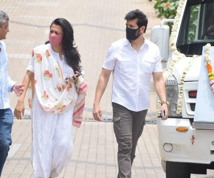 केके को अंतिम विदाई देने म्यूज़िक इंडस्ट्री के ढेर सारे स्टार्स पहुंचे. कबीर खान अपनी पत्नी मिनी माथुर के साथ केके के अंतिम दर्शन करने पहुंचे.