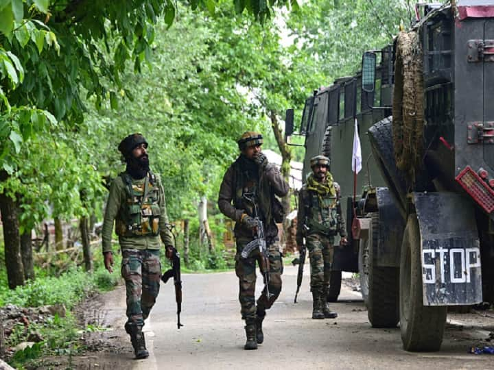 Jammu Kashmir Pulwama A police Sub-inspector shot dead inside his home in Pulwama by terrorists Kashmir Killings: जम्मू-कश्मीर के पुलवामा में आतंकियों ने की सब इंस्पेक्टर की हत्या, घर में घुसकर मारी गोली