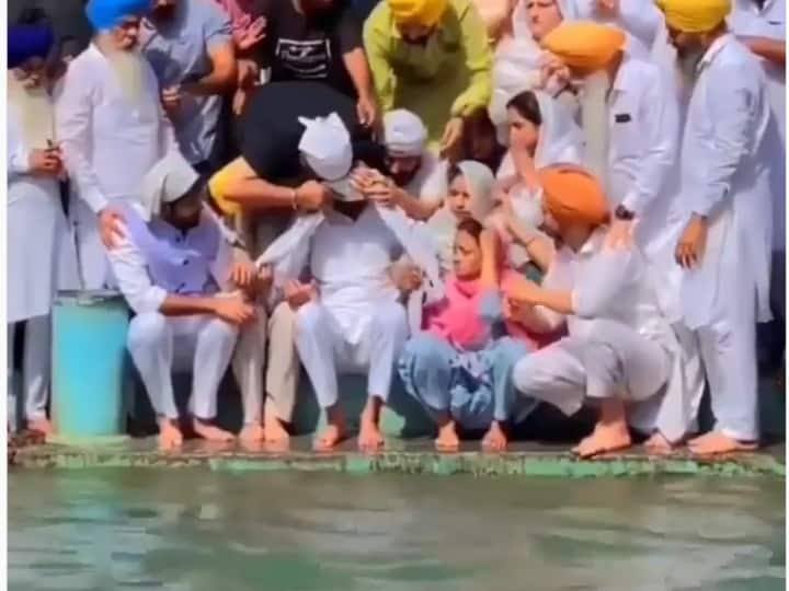 Sidhu Moosewala Mother Faint and father broke down During Asthi Visarjan watch Video अस्थि विसर्जन के दौरान बेहोश हुईं सिद्धू मूसेवाला की मां, पिता का रो-रोकर बुरा हाल