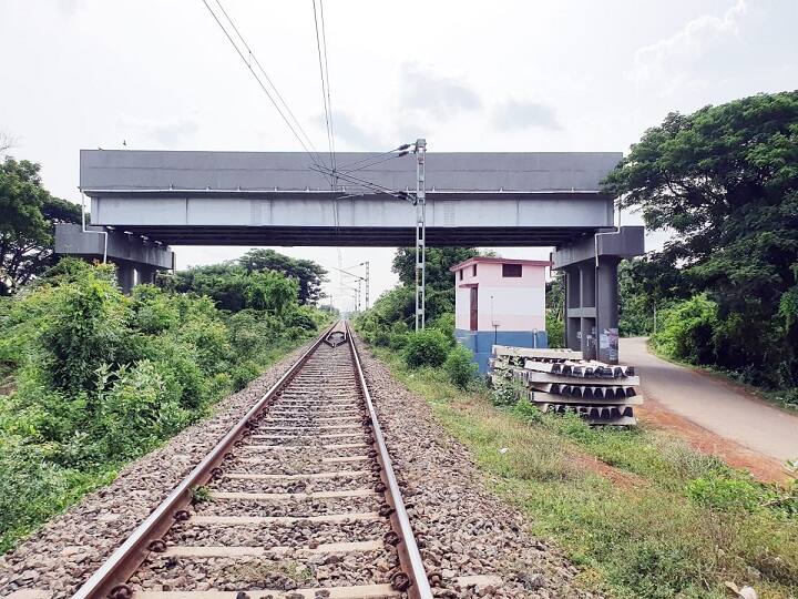 thiruvarur district railway bridge problem TNN 9 ஆண்டாக கட்டப்படாத ரயில்வே மேம்பாலங்கள் -  போக்குவரத்து நெரிசலில் சிக்கி தவிக்கும் 4 மாவட்ட மக்கள்