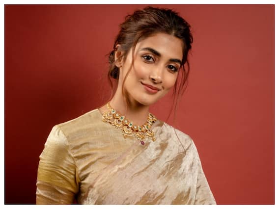 Pooja Hegde: చీరలో మెరిసిపోతున్న బుట్టబొమ్మ - పిక్స్ చూశారా? Pooja Hegde: చీరలో మెరిసిపోతున్న బుట్టబొమ్మ - పిక్స్ చూశారా?