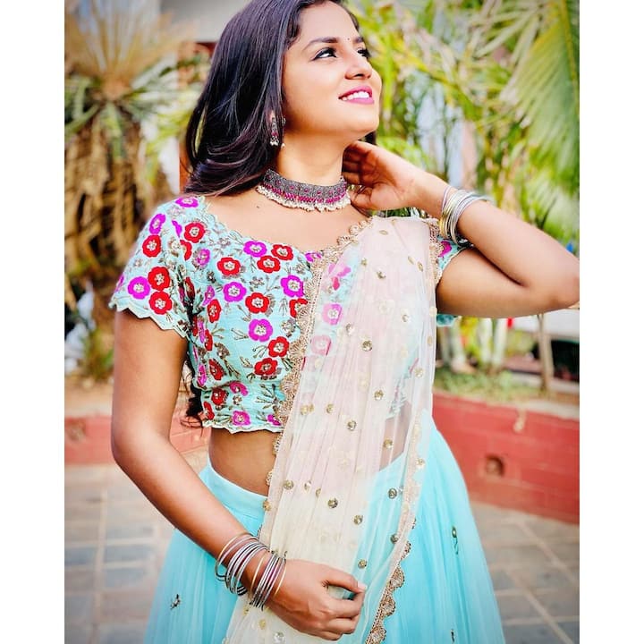 కృష్ణవేణి సీరియల్ తో బుల్లితెర ప్రేక్షకులకు దగ్గరైన రక్షా గౌడ ప్రస్తుతం 'గుప్పెడంత మనసు' సీరియల్ లో నటిస్తోంది. వసుధార పాత్రలో రక్షా గౌడ నటనకు చాలామంది అభిమానులున్నారు.