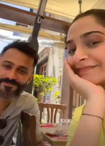 ਸੋਨਮ ਕਪੂਰ ਨੇ ਹਾਲ ਹੀ 'ਚ ਆਪਣੇ ਇੰਸਟਾਗ੍ਰਾਮ ਸਟੋਰੀਜ਼ 'ਚ ਕੁਝ ਤਸਵੀਰਾਂ ਸ਼ੇਅਰ ਕੀਤੀਆਂ ਹਨ।ਜਿਸ 'ਚ ਉਹ ਆਨੰਦ ਨਾਲ ਨਜ਼ਰ ਆ ਰਹੀ ਹੈ।