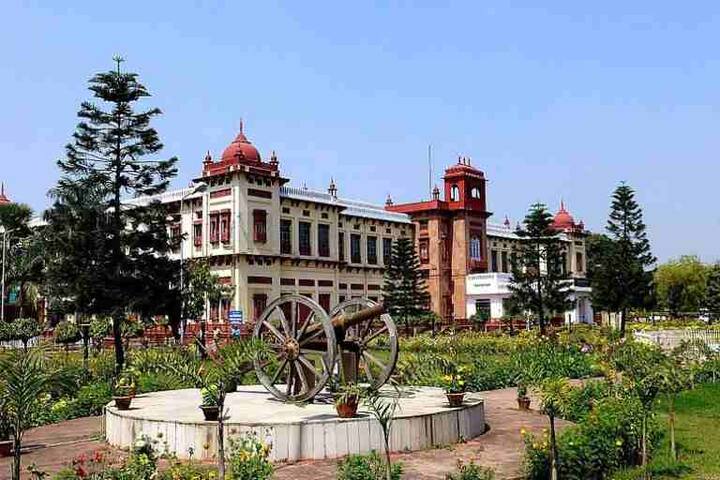 पटना -  ये बिहार का सबसे बड़ा शहर है. जो प्राचीनकाल में पाटलिपुत्र के नाम से भी जाना जाता था. पटना के लिए ये भी कहा जाता है कि ये दुनिया के सबसे पुराने बसे हुए शहरों में से है. इसके अलावा पटना शहर सिख भक्तों के लिए एक तीर्थस्थल माना जाता है. क्योंकि ये अंतिम सिख  गुरु गोबिंद सिंह का जन्मस्थान भी है.
