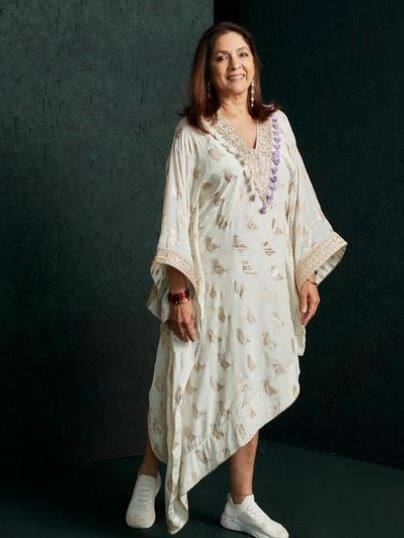 दिग्गज अभिनेत्री नीना गुप्ता उन ट्रोल्स पर भारी पड़ गई हैं, जिन्होंने शॉर्ट्स पहनने के लिए उनकी आलोचना की थी, जब वह मशहूर गीतकार गुलजार से उनकी किताब 'सच कहूं तो' की एक कॉपी गिफ्ट करने को लेकर मुलाकात की थी.