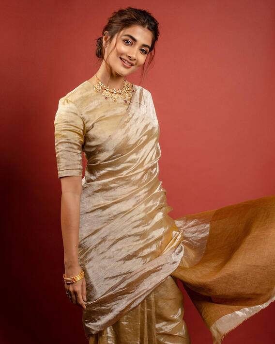 Pooja Hegde Photos: साड़ी पहने कमाल के पोज़ देतीं बला की खूबसूरत लगीं पूजा हेगड़े, कातिलाना अदाएं बना देंगी दीवाना!