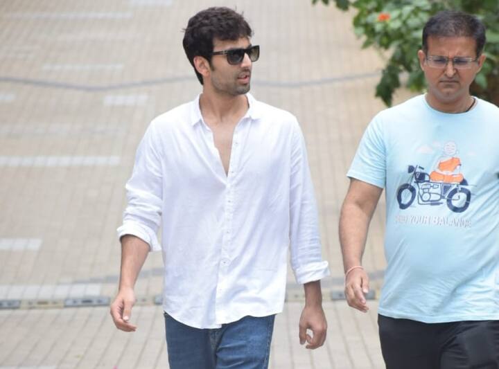 फिल्म अभिनेता हिमांश कोहली केके की अंतिम यात्रा में शामिल हुए.