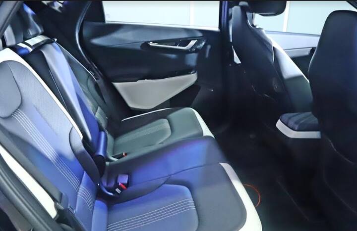 સેફ્ટી ફિચર્સઃ - શાનદાર દેખાવની સાથે જ કિયા EV6 ખુબ જ સુરક્ષિત છે. આ  કાર છે એરબેગ્સ, સીટ બૉલ્ટ પ્રી ટેન્શનર અને લૉડ લિમીટર્સની સાથે આવી છે. ડિજીટલ ફિચર્સની રીતે આમાં એક સીટ બેલ્ટ રિમાઇન્ડર સિસ્ટમ, લેન આસિસ્ટ સિસ્ટમ, ઓટોમેટિક ઇમરજન્સી બ્રેકિંગ અને સ્પીડ આસિસ્ટન્ટ જેવી ટેકનિક જોવા મળે છે. ખાસ વાત છે કે કિયા EV6એ Euro NCAP ક્રેશ ટેસમાં 5- સ્ટાર રેટિંગ હાંસલ હાંસલ પણ કરી છે.