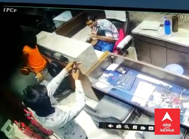Shocking revelation on the issue of robbery at Vardan Jewelers in Pandesara Surat SURAT : પાંડેસરા વરદાન જ્વેલર્સમાં લૂંટ પ્રકરણમાં ચોંકાવનારો ખુલાસો