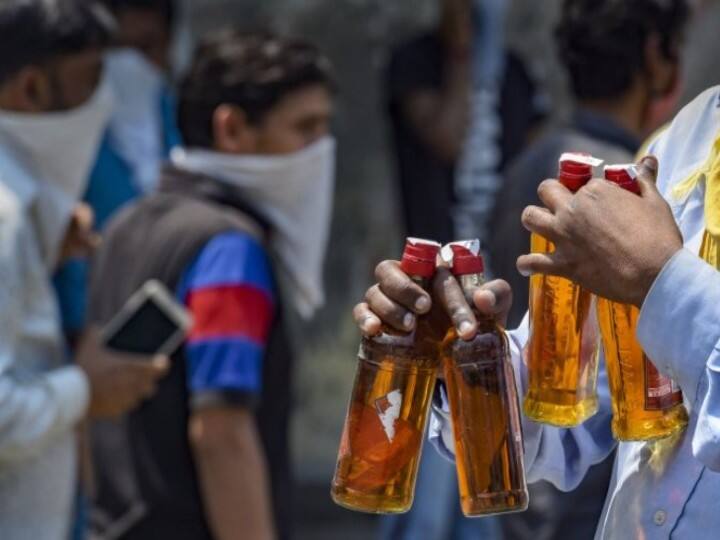 Home delivery of liquor will be banned in Maharashtra, Home Department writes to Excise Commissioner Maharashtra में शराब के शौकीन लाखों लोगों को लग सकता है झटका, उद्धव सरकार जल्द उठा सकती है यह कदम