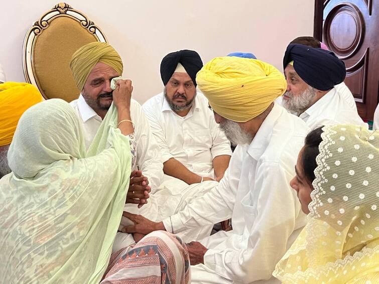 Sukhbir Badal and Harsimrat Kaur Badal visit Sidhu Musewala's house to share their Grief ਸੁਖਬੀਰ ਬਾਦਲ ਤੇ ਹਰਸਿਮਰਤ ਬਾਦਲ ਦੁੱਖ ਸਾਂਝਾ ਕਰਨ ਪਹੁੰਚੇ ਸਿੱਧੂ ਮੂਸੇਵਾਲਾ ਦੇ ਘਰ