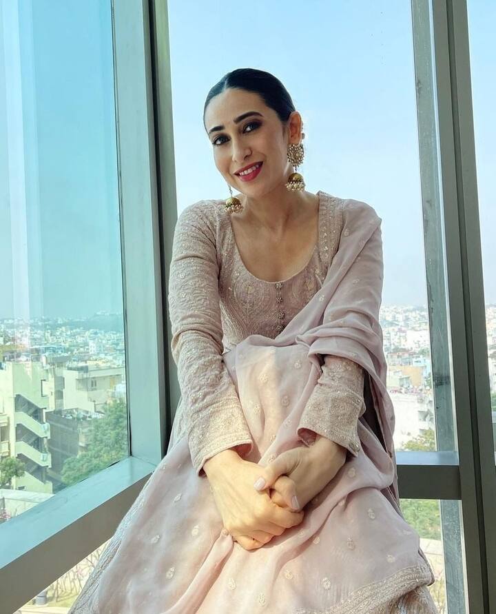 ऐसे में हम आपके लिए करिश्मा कपूर के वॉडरोब से उनके कुछ खुशनुमा लुक्स आपके लिए लेकर आ चुके हैं.